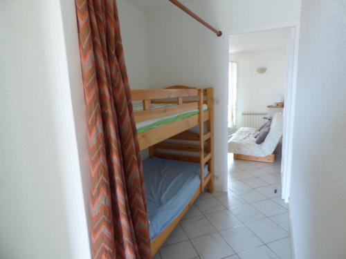 une chambre avec deux lits superposés dans une pièce dans l'établissement Charmant T2 à 2 pas de la plage avec terrasses, parking et local vélo – 5 pers, ménage inclus - FR-1-319-435, à Biscarrosse
