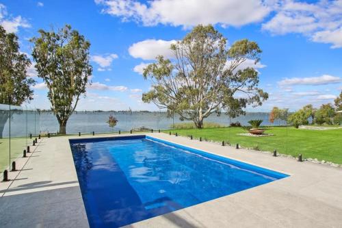 una piscina con vista al agua en Waterview Place Holiday House, en Yarrawonga