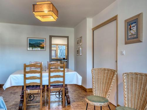 une salle à manger avec une table et des chaises dans l'établissement Appartement rénové, centre Megève, 1 chambre + cabine, proche télécabine, 5 pers. - FR-1-453-280, à Megève