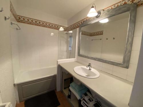 une salle de bain avec un lavabo, une baignoire et un miroir dans l'établissement Appartement 2P aux Issambres, piscine, tennis, parking sécurisé - FR-1-226-465, à Roquebrune-sur Argens