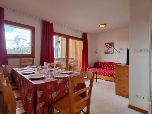 une salle à manger avec une table et un canapé dans l'établissement Appartement 4 pièces, 8 pers, proche pistes, parking, casier à ski - FR-1-525-179, à Saint-Étienne-en-Dévoluy