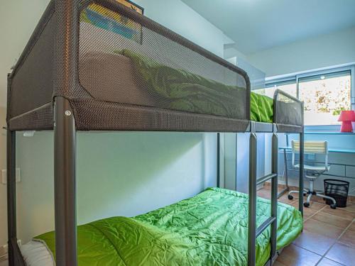 - une chambre avec des lits superposés et un lit vert dans l'établissement T3 climatisé à 50m de la plage avec loggia et parking - FR-1-610-69, au Lavandou