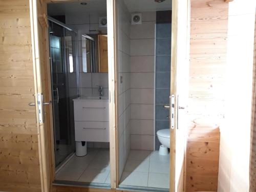 Ένα μπάνιο στο Appartement Albiez-Montrond, 4 pièces, 10 personnes - FR-1-618-4