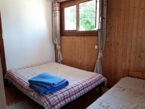 Habitación pequeña con 2 camas y ventana en Appartement Albiez-Montrond, 2 pièces, 5 personnes - FR-1-618-5 en Albiez-Montrond