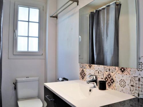 y baño con lavabo, aseo y espejo. en Appartement Bormes-les-Mimosas, 2 pièces, 4 personnes - FR-1-251-395, en Bormes-les-Mimosas