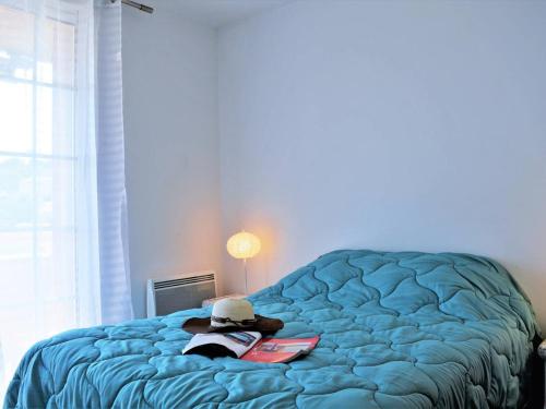 una persona acostada en una cama en una habitación en Appartement Bormes-les-Mimosas, 2 pièces, 4 personnes - FR-1-251-395, en Bormes-les-Mimosas