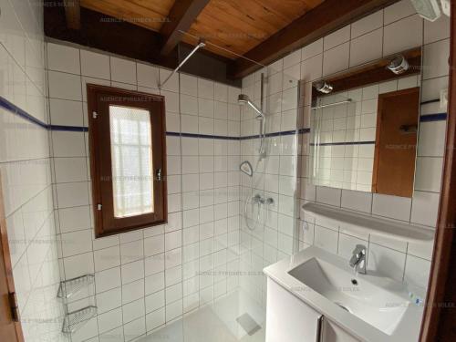 安格勒的住宿－Chalet Les Angles, 4 pièces, 6 personnes - FR-1-295-136，白色瓷砖浴室设有水槽和镜子