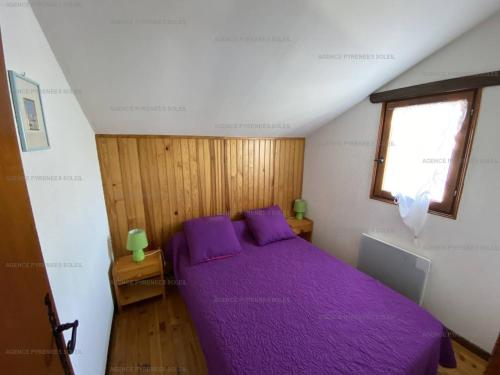 une chambre avec un lit violet et une fenêtre dans l'établissement Chalet 6 pers. Les Angles avec garage et véranda - FR-1-295-136, aux Angles