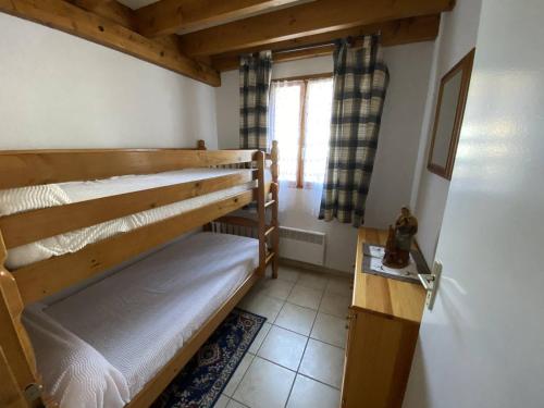 מיטה או מיטות קומותיים בחדר ב-Appartement Les Angles, 4 pièces, 6 personnes - FR-1-295-164