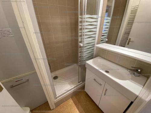 安格勒的住宿－Appartement Les Angles, 2 pièces, 6 personnes - FR-1-295-141，带淋浴和盥洗盆的浴室
