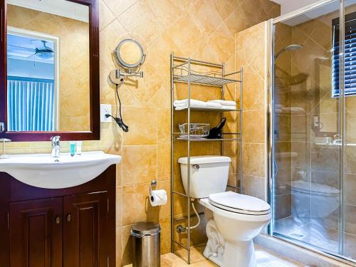 Un baño con inodoro, lavabo y ducha. en Diamante 156 Luxury Villa in Gold Coast 3 Community Pools, en Palm-Eagle Beach
