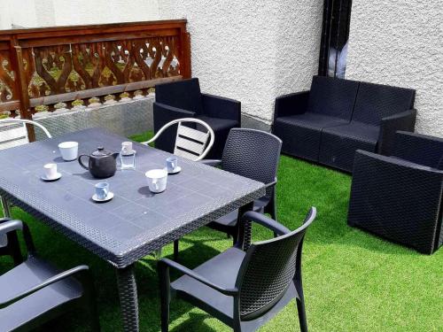 une table et des chaises sur une terrasse avec un canapé dans l'établissement Appartement avec grande terrasse, proche pistes, capacité 6 personnes - FR-1-516-167, à Les Deux Alpes