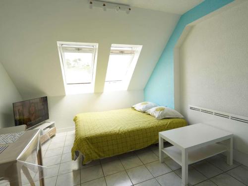 une chambre avec un lit et un bureau avec un ordinateur dans l'établissement Appartement 3 étoiles à Perros-Guirec, plage de Trestraou, 2-4 pers, parking inclus, proche Thalasso - FR-1-542-44, à Perros-Guirec
