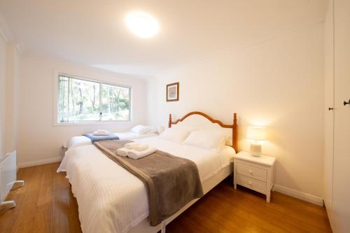 A bed or beds in a room at The roses house - Cozy and Modern house in Katoomba