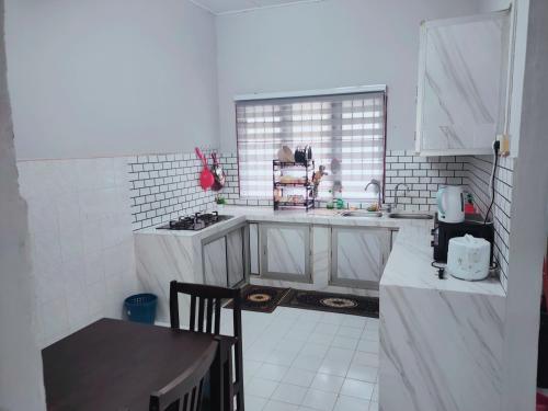 Dapur atau dapur kecil di Yoni Homestay