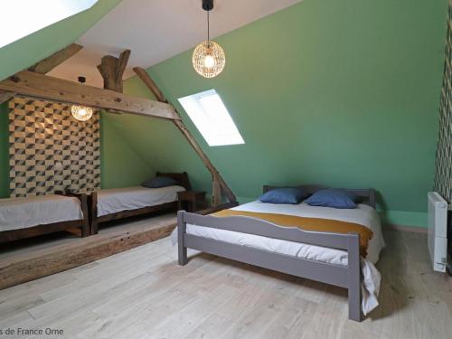 Ένα ή περισσότερα κρεβάτια σε δωμάτιο στο Gîte Aunou-sur-Orne, 3 pièces, 6 personnes - FR-1-497-150
