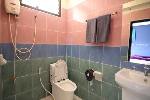 un baño con inodoro y lavabo en Kaya Place, en Bangkok