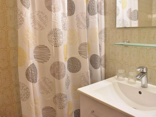 baño con lavabo y cortina de ducha en Appartement Méribel, 1 pièce, 2 personnes - FR-1-180-567, en Les Allues