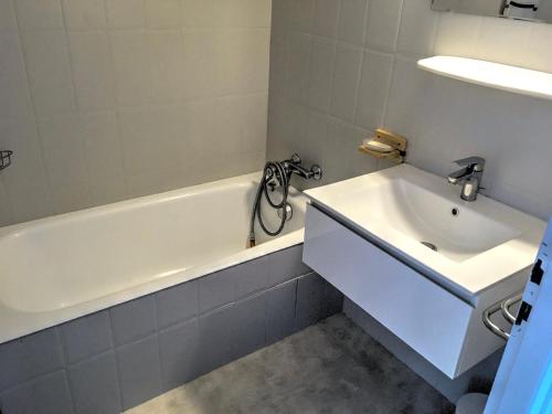 une salle de bain avec une baignoire blanche et un lavabo dans l'établissement Studio Rénové avec Balcon, Proche Centre et Pistes à Morzine - FR-1-524-104, à Morzine