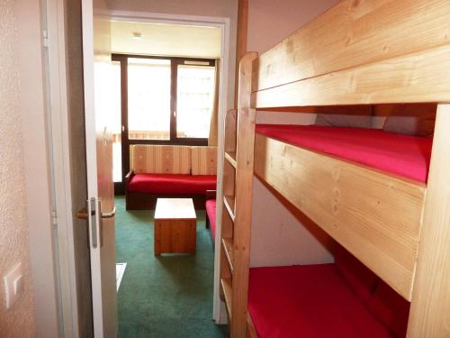 a room with two bunk beds and a window at Studio Avoriaz, 1 pièce, 4 personnes - FR-1-634-28 in Avoriaz