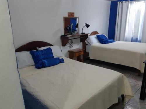 Giường trong phòng chung tại Cabinas Chazu #2