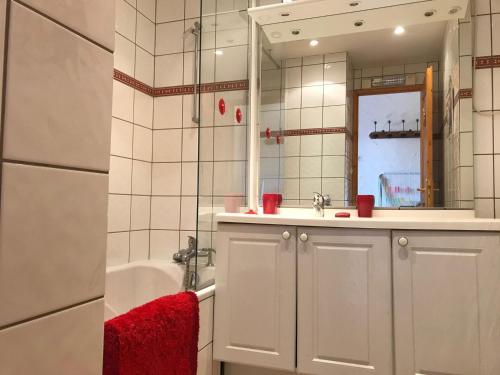 une salle de bain avec une baignoire, un lavabo et un miroir dans l'établissement Studio confortable pour 2, proche des pistes et commerces - FR-1-411-696, à Bourg-Saint-Maurice