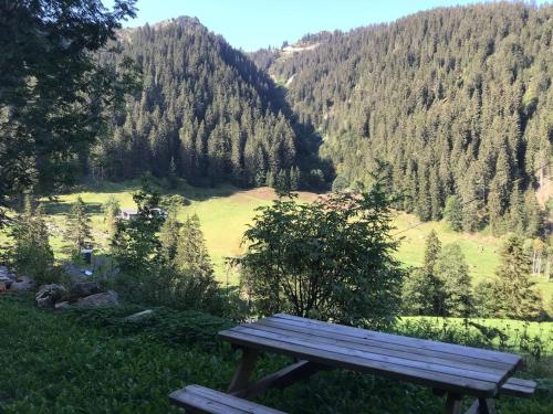 Photo de la galerie de l'établissement Chalet cosy sur pistes avec cheminée, terrasse et studio indépendant pour 14 pers. - FR-1-342-239, à Beaufort