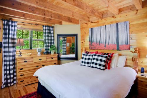 Ένα ή περισσότερα κρεβάτια σε δωμάτιο στο Tree Top Lodge - Gorgeous Lake Cabin with Hot Tub & Magnificent Views of Forests and Mountains! cabin