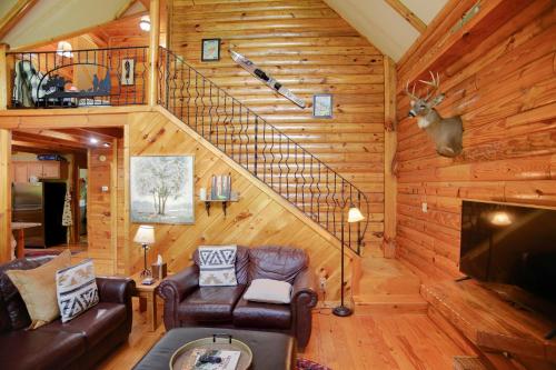Χώρος καθιστικού στο Tree Top Lodge - Gorgeous Lake Cabin with Hot Tub & Magnificent Views of Forests and Mountains! cabin
