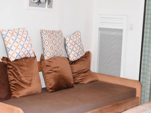 - un canapé avec 4 oreillers dans l'établissement 3 Pièces Cabine avec Balcon et Parking à Font-Romeu - FR-1-580-57, à Font-Romeu-Odeillo-Via