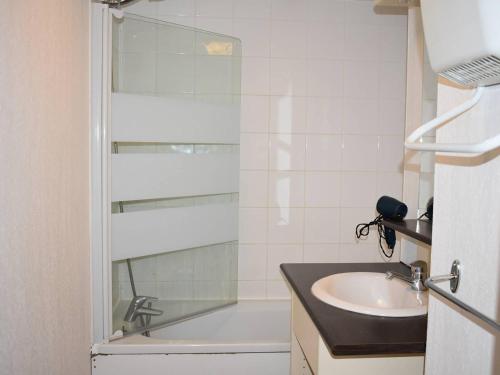 une salle de bain avec un lavabo et une douche dans l'établissement 3 Pièces Cabine avec Balcon et Parking à Font-Romeu - FR-1-580-57, à Font-Romeu-Odeillo-Via