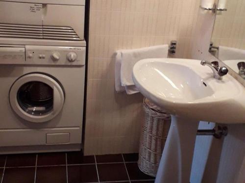 uma casa de banho com um lavatório e uma máquina de lavar roupa em Appartement Le Grand-Bornand, 4 pièces, 8 personnes - FR-1-458-151 em Le Grand-Bornand
