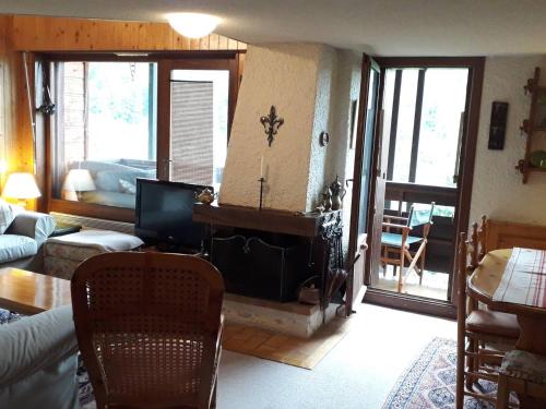 un salon avec une cheminée dans l'établissement Confortable T4, 8 pers, 3 chambres, Le Grand-Bornand - FR-1-458-151, au Grand-Bornand