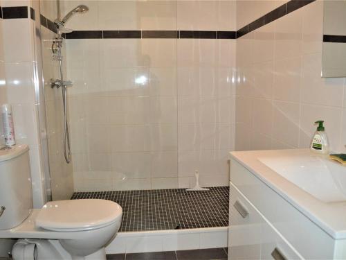 une salle de bain avec toilettes, douche et lavabo dans l'établissement Appartement Climatisé 2P avec Parking, Proche Plage et Commerces à Cavalaire - FR-1-226B-99, à Cavalaire-sur-Mer