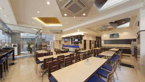 a dining room with tables and chairs in a restaurant at Toyoko Inn Kashiwa eki Nishi guchi in Kashiwa