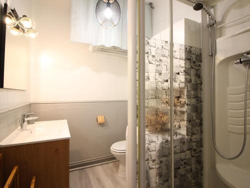 une salle de bain avec une douche, des toilettes et un lavabo dans l'établissement Superbe T2 au centre du Mont-Dore avec wifi, proche Thermes et navette ski - FR-1-608-216, à Le Mont-Dore