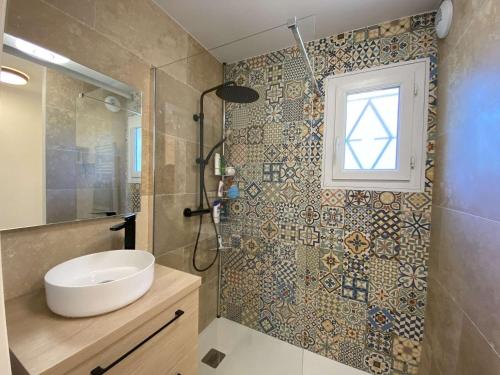 une salle de bain avec un lavabo et une douche avec une fenêtre dans l'établissement Sainte-Maxime : 3 Pièces, 4 Couchages, Piscine, Calme, Proche Commerces et Aqualand - FR-1-226-476, à Sainte-Maxime