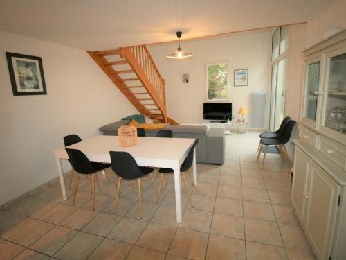 un salon avec une table et des chaises blanches dans l'établissement Charmante maisonnette à Longeville-sur-Mer, proche plage, 2 ch, terrasse, parking, vélos bienvenus - FR-1-22-311, à Longeville-sur-Mer