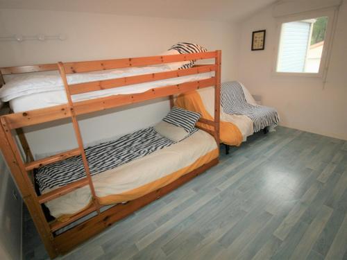 deux lits superposés dans une chambre avec parquet dans l'établissement Charmante maisonnette à Longeville-sur-Mer, proche plage, 2 ch, terrasse, parking, vélos bienvenus - FR-1-22-311, à Longeville-sur-Mer