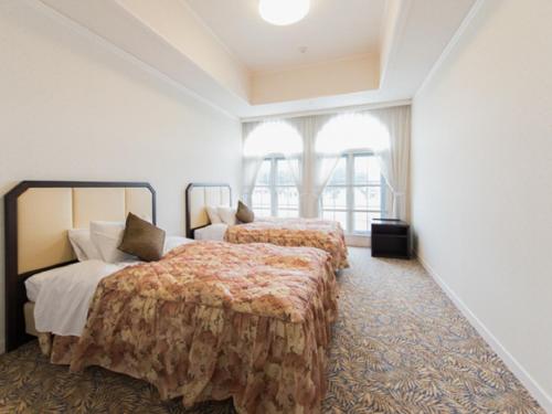 Cette chambre comprend 2 lits et 2 fenêtres. dans l'établissement Spa Resort LiVEMAX, à Mooka