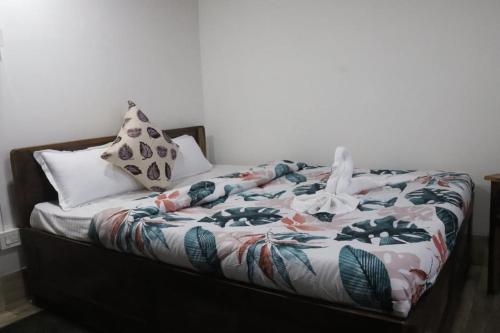 Tempat tidur dalam kamar di RHODODENDRON stay