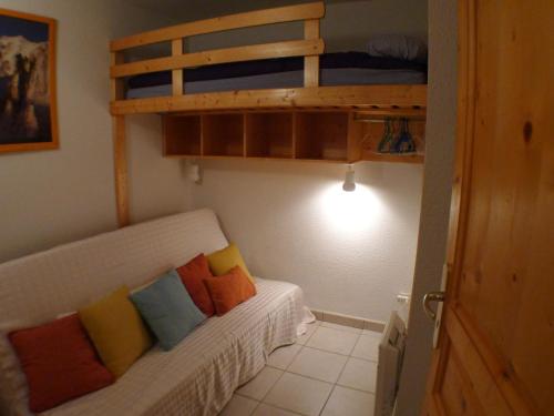 1 dormitorio con litera y sofá con almohadas en Appartement Samoëns, 3 pièces, 4 personnes - FR-1-629-101, en Samoëns