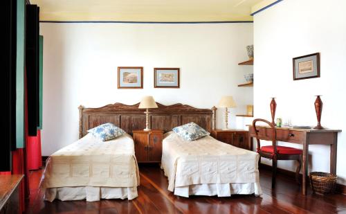 a bedroom with two beds and two lamps at Hotel Villa Bahia in Salvador