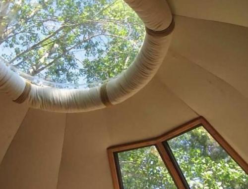techo en espiral en una habitación con 2 ventanas en Magma Lodge, Pucon, en Pucón