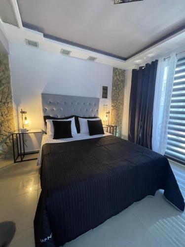 sypialnia z dużym łóżkiem i oknem w obiekcie KND Living Concept - Standard Room w Heraklionie