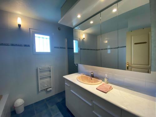 a bathroom with a sink and a large mirror at Maison charmante proches plages - 9 pers. - jardin, vélos, calme - Arzon - FR-1-639-22 in Arzon