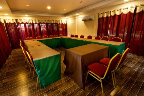 Zona business o sala de conferencias en Chitwan Paradise Hotel