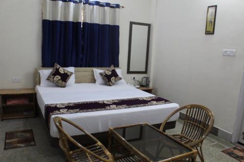 um quarto com uma cama e uma cortina azul em Corporate Guest House em Ranchi