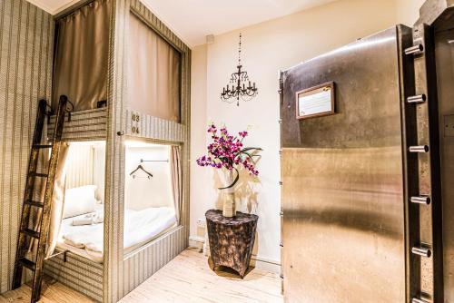 ein Ankleidezimmer mit einem Spiegel und einem Bett in der Unterkunft Atelier in Singapur