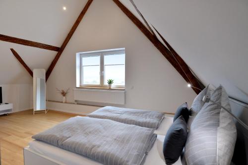 a bedroom with a bed and a window at Kleine-Eifel-Auszeit in Hambuch